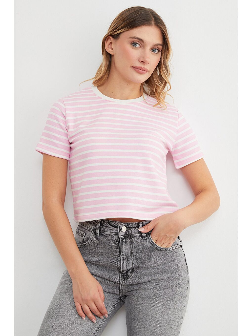 Pembe Çizgili Bisiklet Yaka Mevsimlik Crop Tişört