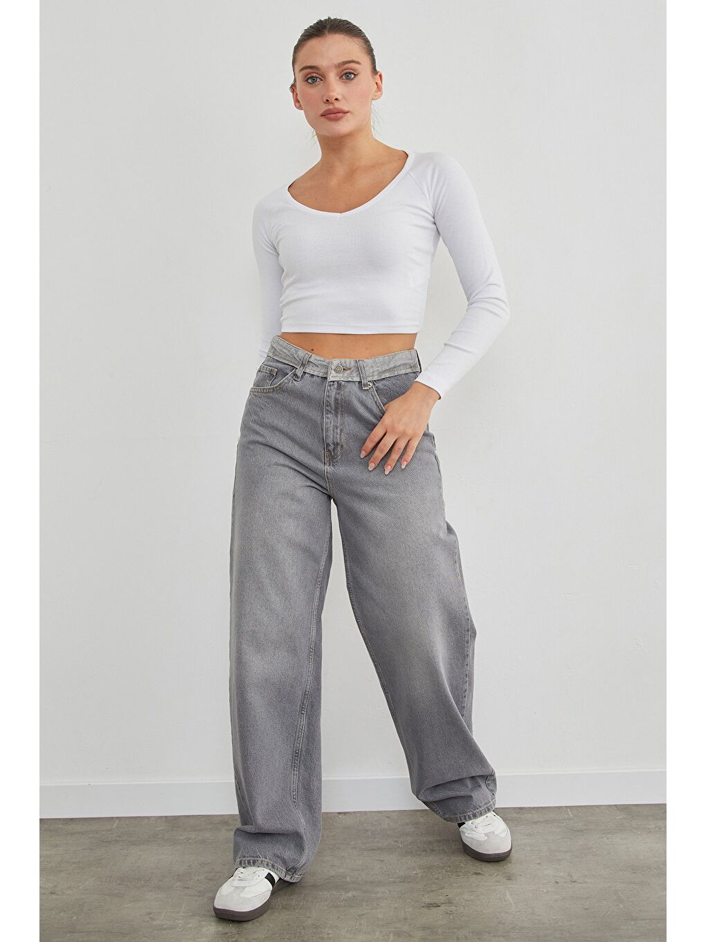 Beyaz V Yaka Uzun Kol Crop Bluz-3