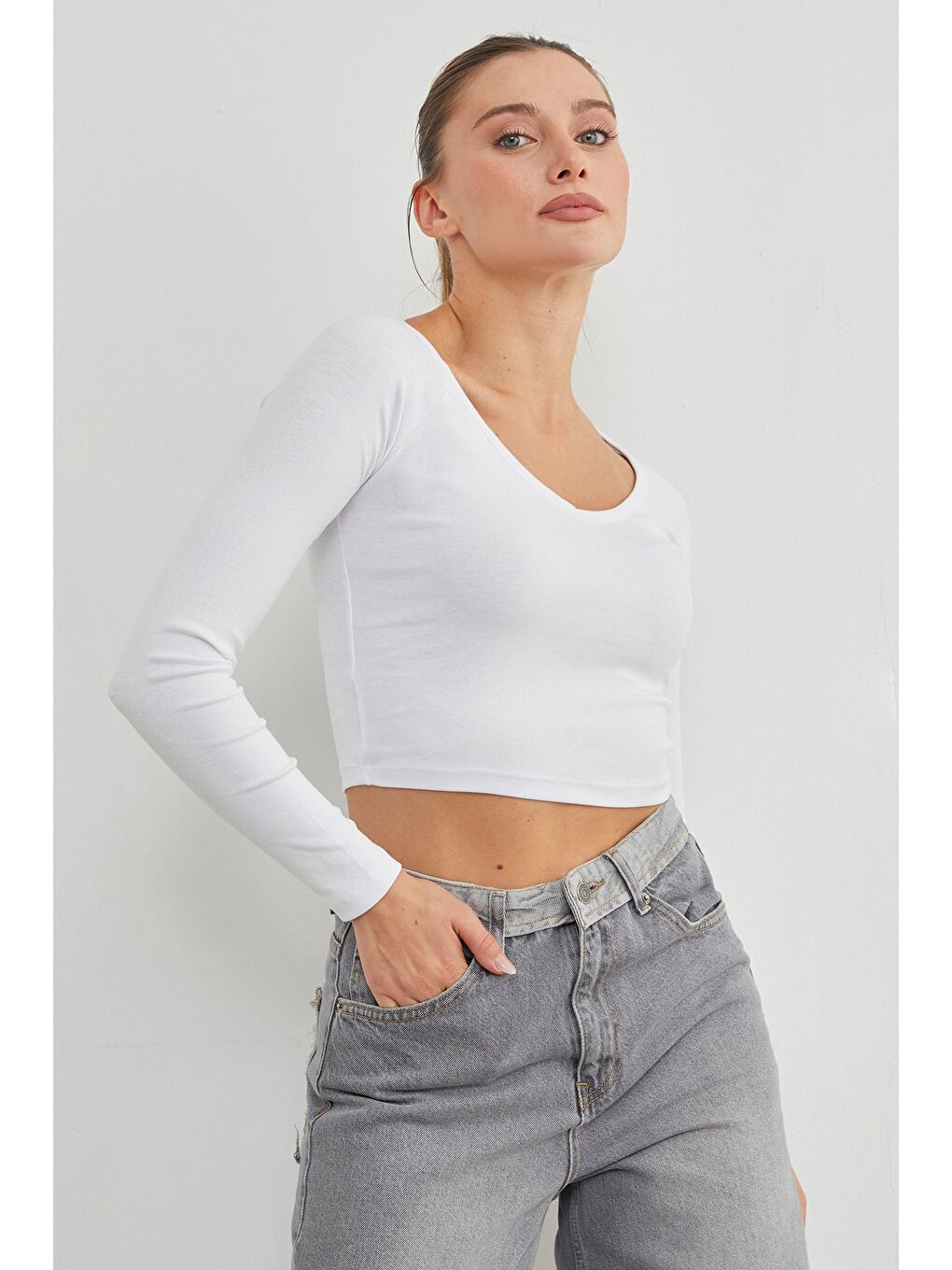 Beyaz V Yaka Uzun Kol Crop Bluz-4