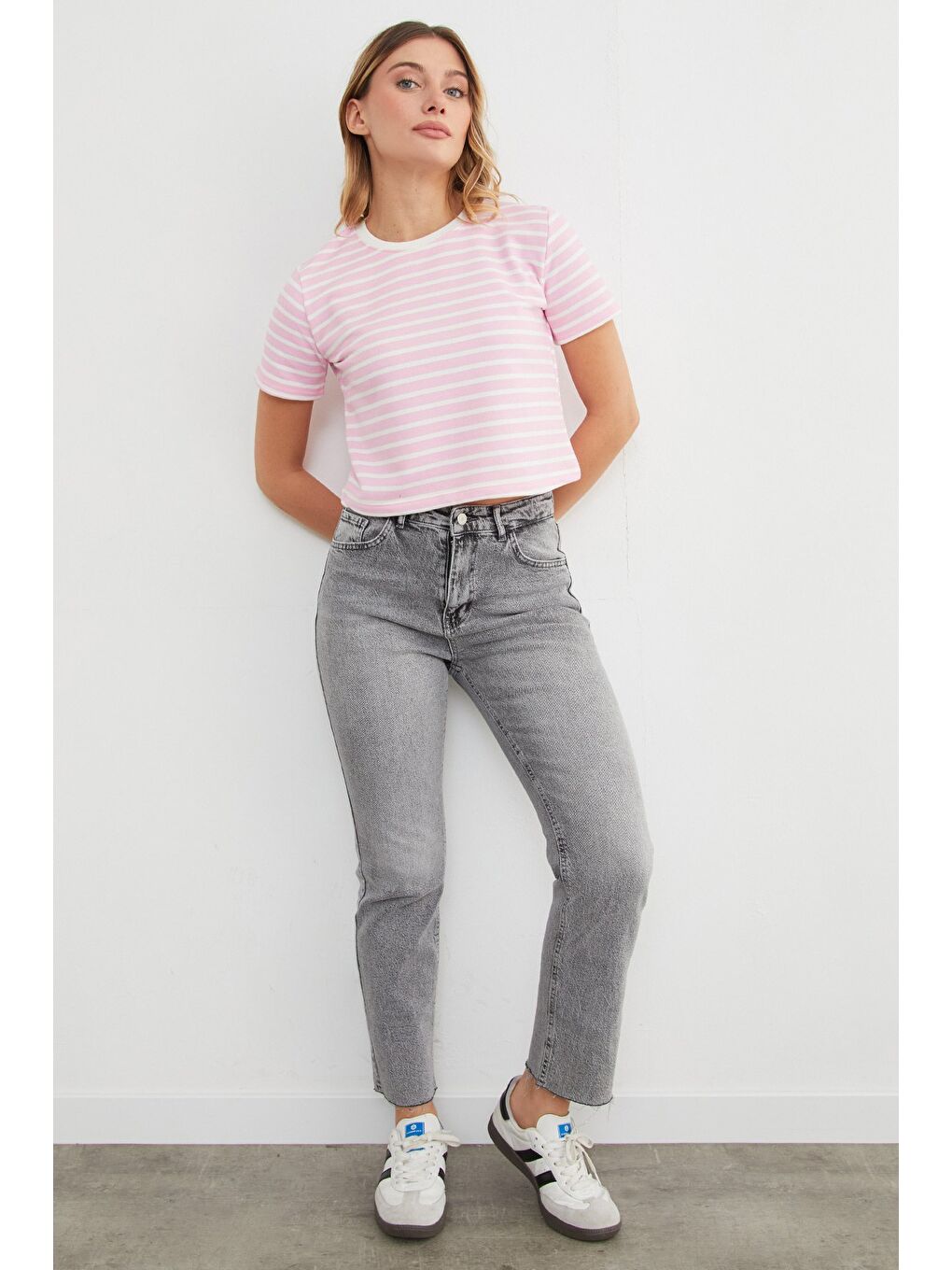 Pembe Çizgili Bisiklet Yaka Mevsimlik Crop Tişört-1