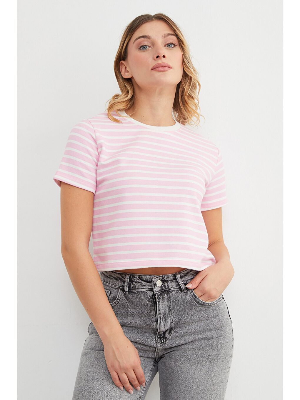 Pembe Çizgili Bisiklet Yaka Mevsimlik Crop Tişört-2