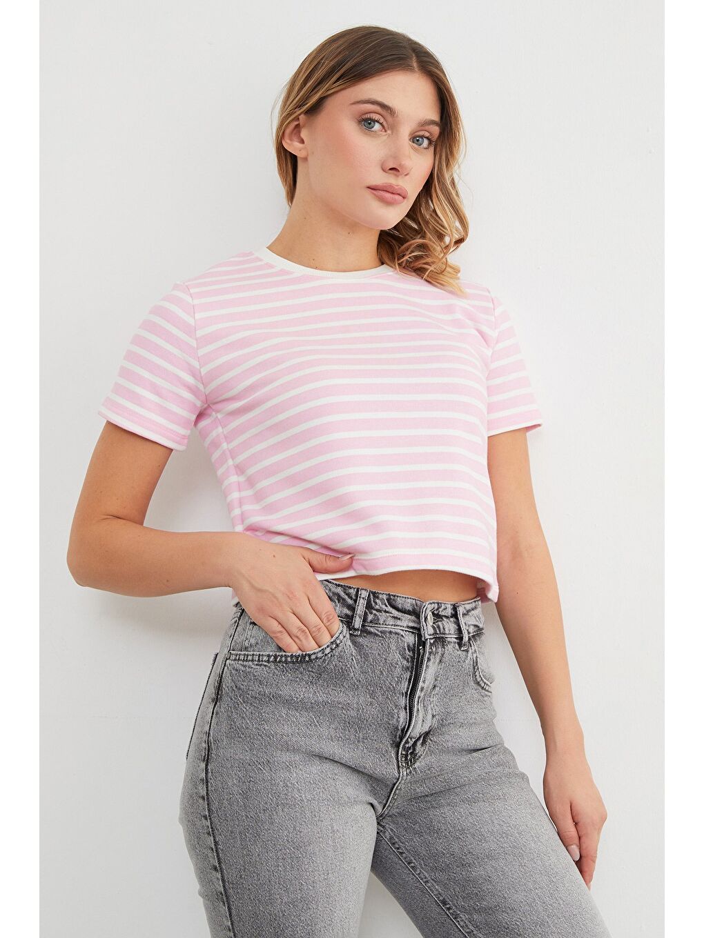 Pembe Çizgili Bisiklet Yaka Mevsimlik Crop Tişört-3