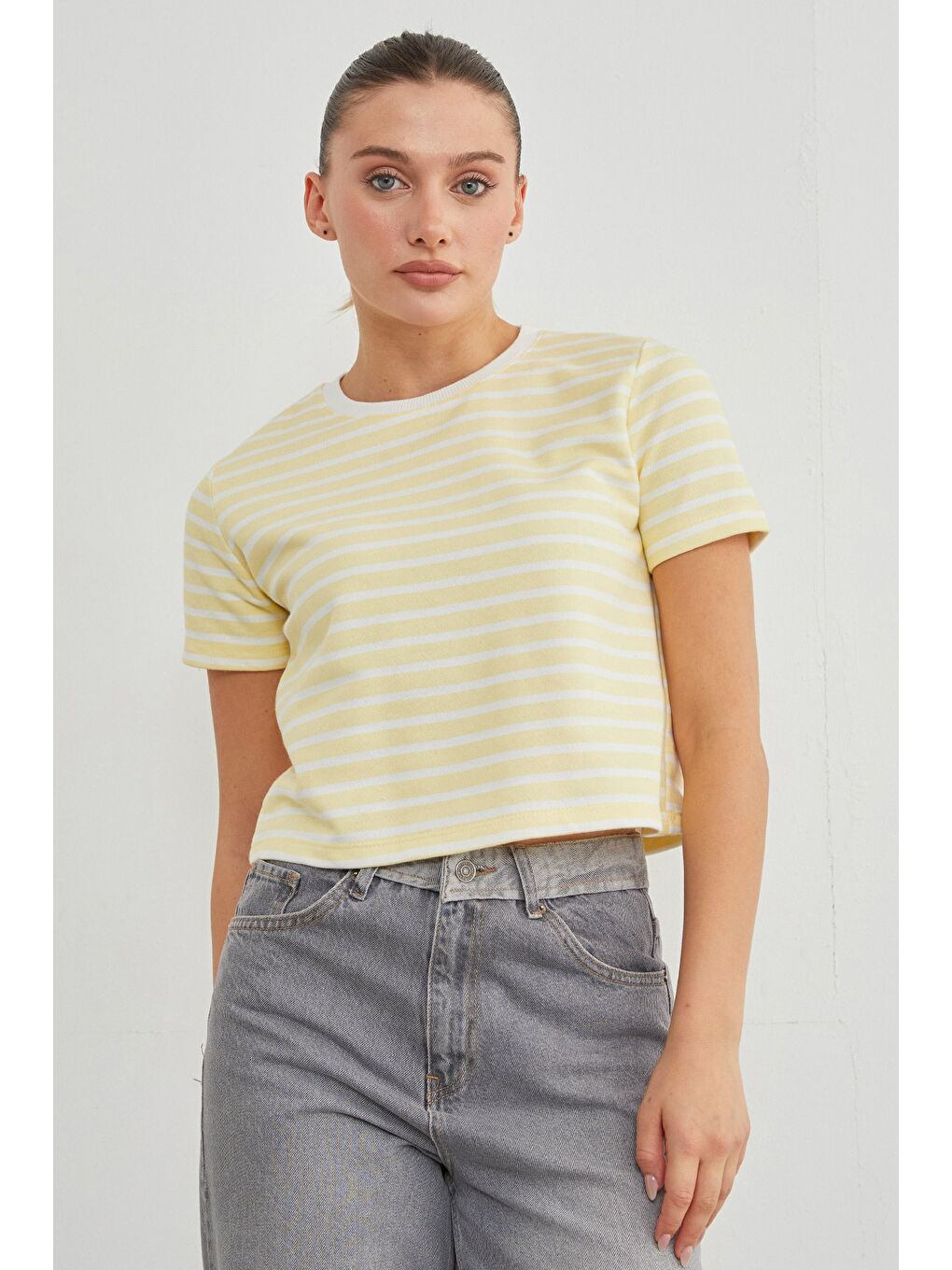 Sarı Çizgili Bisiklet Yaka Mevsimlik Crop Tişört-2