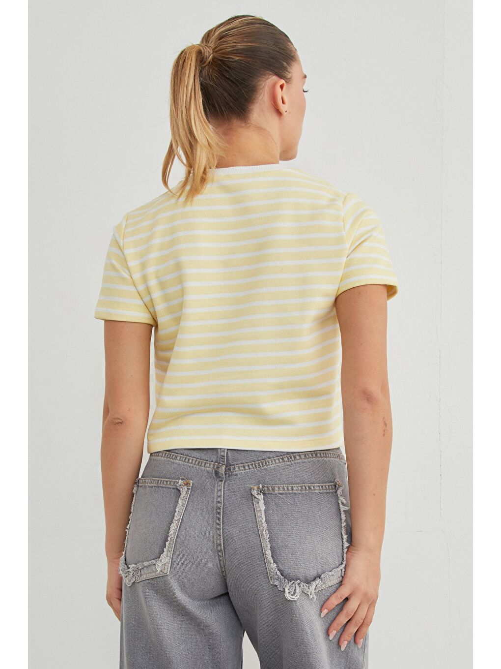 Sarı Çizgili Bisiklet Yaka Mevsimlik Crop Tişört-3