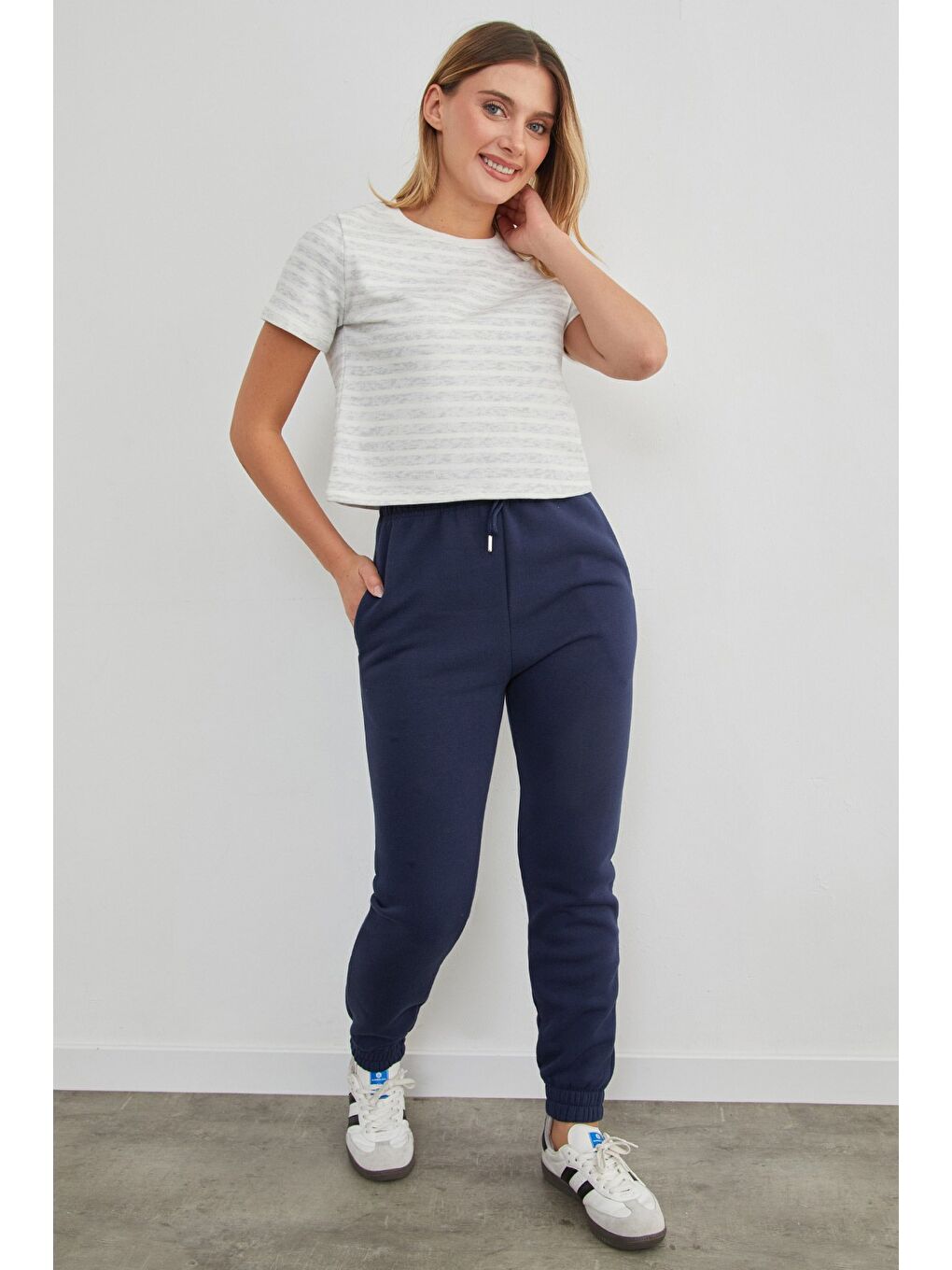 Gri Çizgili Bisiklet Yaka Mevsimlik Crop Tişört-1