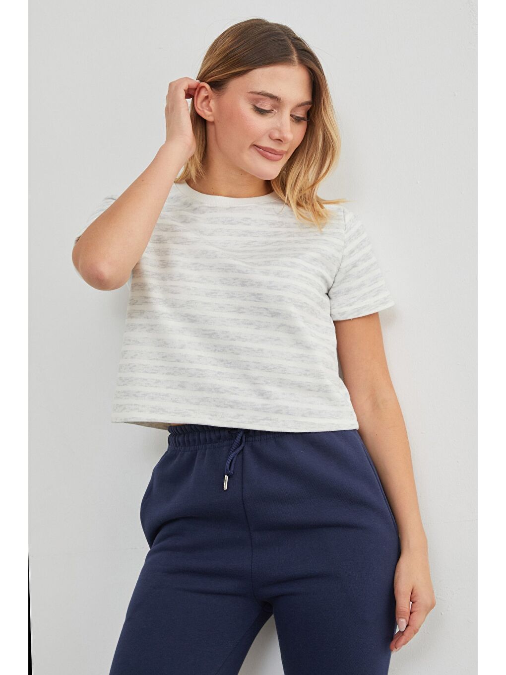 Gri Çizgili Bisiklet Yaka Mevsimlik Crop Tişört-2