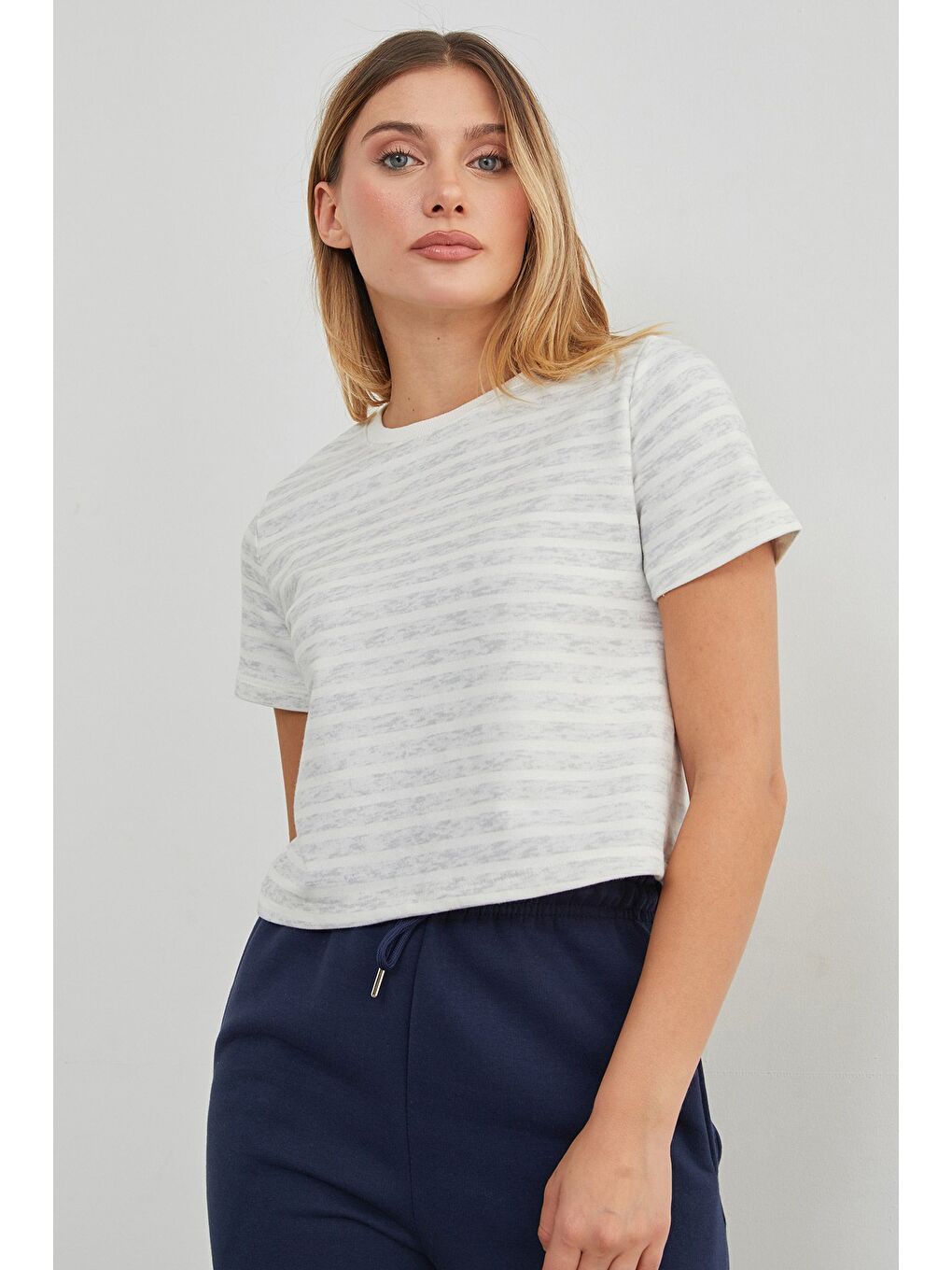 Gri Çizgili Bisiklet Yaka Mevsimlik Crop Tişört-4