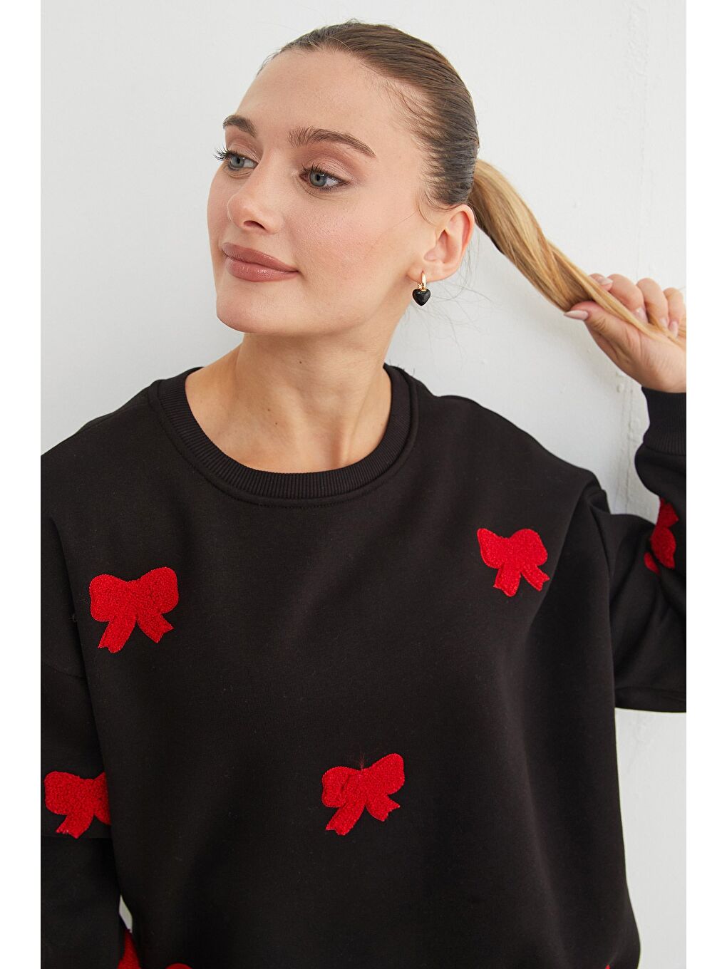 Siyah 3 İplik Fiyonk Nakışlı Oversize Sweatshirt-1