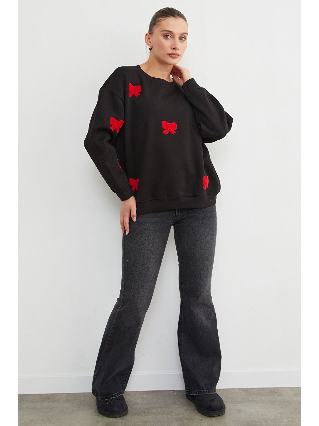 Siyah 3 İplik Fiyonk Nakışlı Oversize Sweatshirt-4