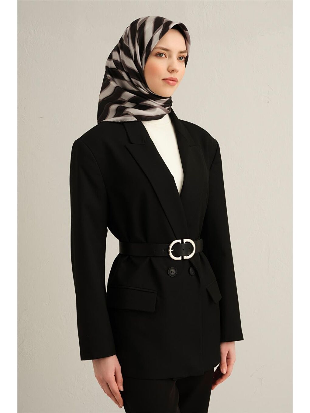 Siyah Geometrik Desenli Saf İpek Twill Eşarp 9325 80