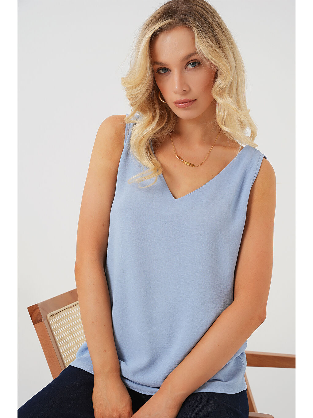 V Yaka Sıfır Kol Bluz 950 - Mavi