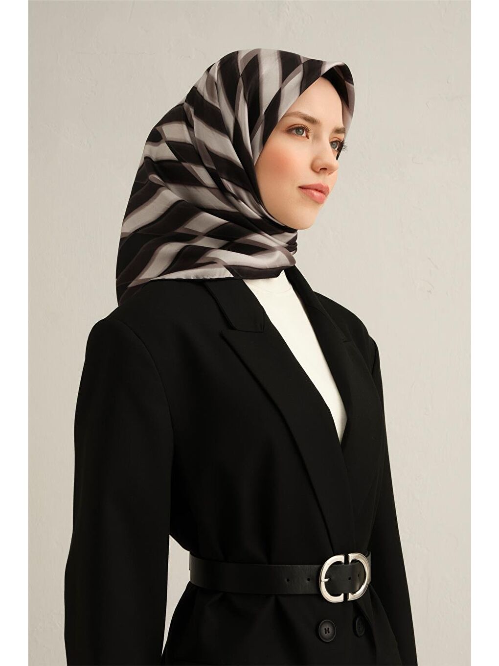 Siyah Geometrik Desenli Saf İpek Twill Eşarp 9325 80-1
