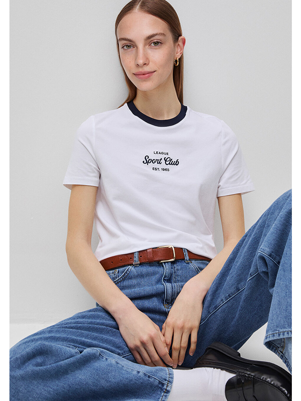 Kadın Beyaz Pamuk Karışımlı Önü İşlemeli Bisiklet Yaka T-Shirt-4