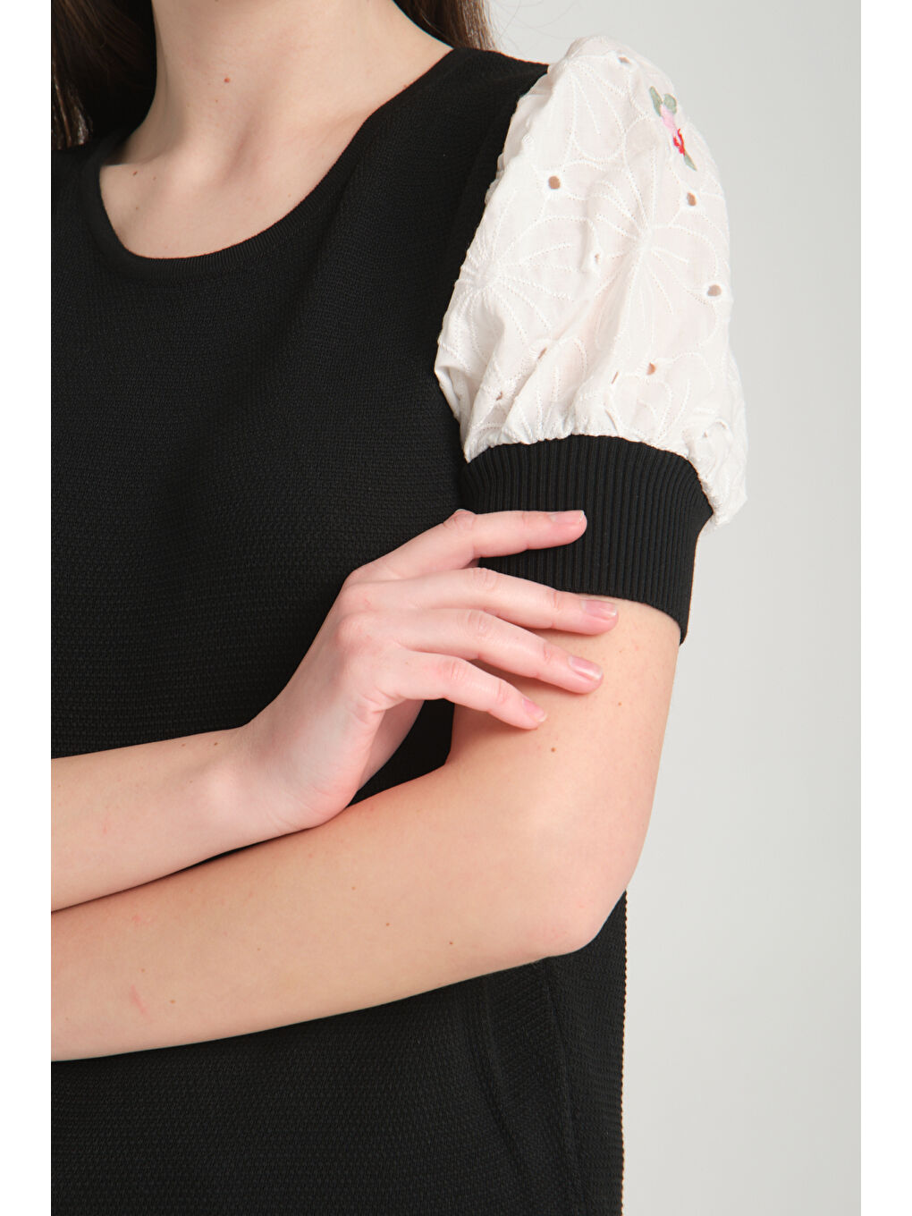 Siyah Kadın Kolu Nakışlı Bluz 5857-2