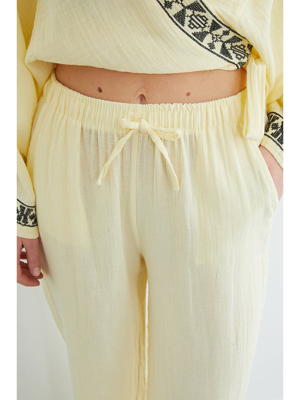 Sarı Beli Lastikli Cepli Müslin Kumaş Pantolon-4