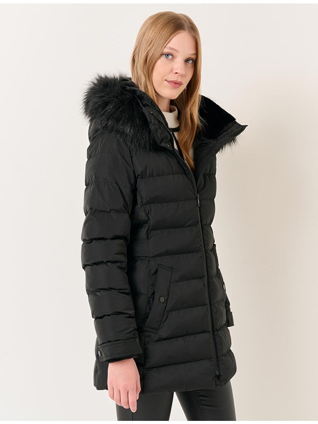 Siyah Dik Yaka Fermuarlı Kapüşonlu Şişme Kaban-4