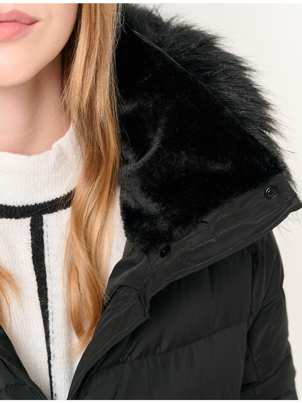 Siyah Dik Yaka Fermuarlı Kapüşonlu Şişme Kaban-8