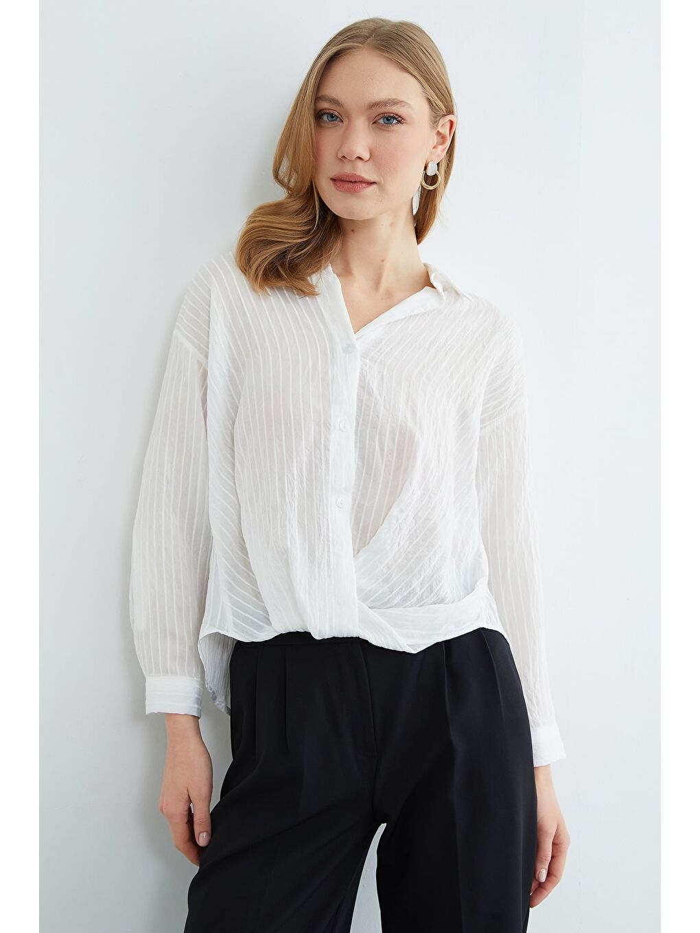 Beyaz Çizgili Önü Düğümlü Gömlek