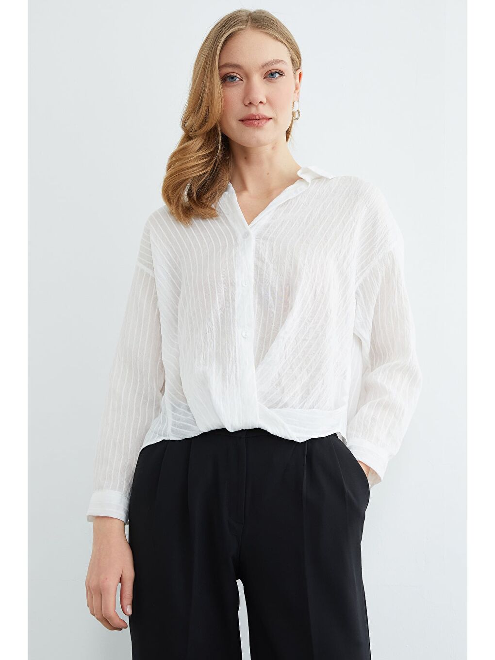 Beyaz Çizgili Önü Düğümlü Gömlek-1