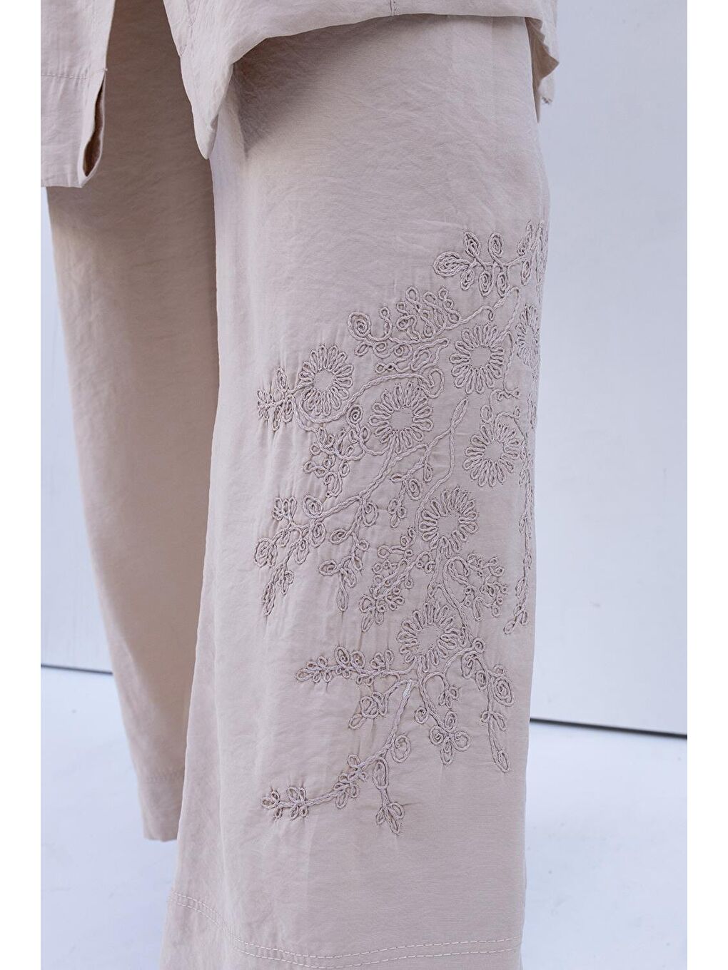 Bej-Nakış Detaylı Modal Pantolonlu Takım-3