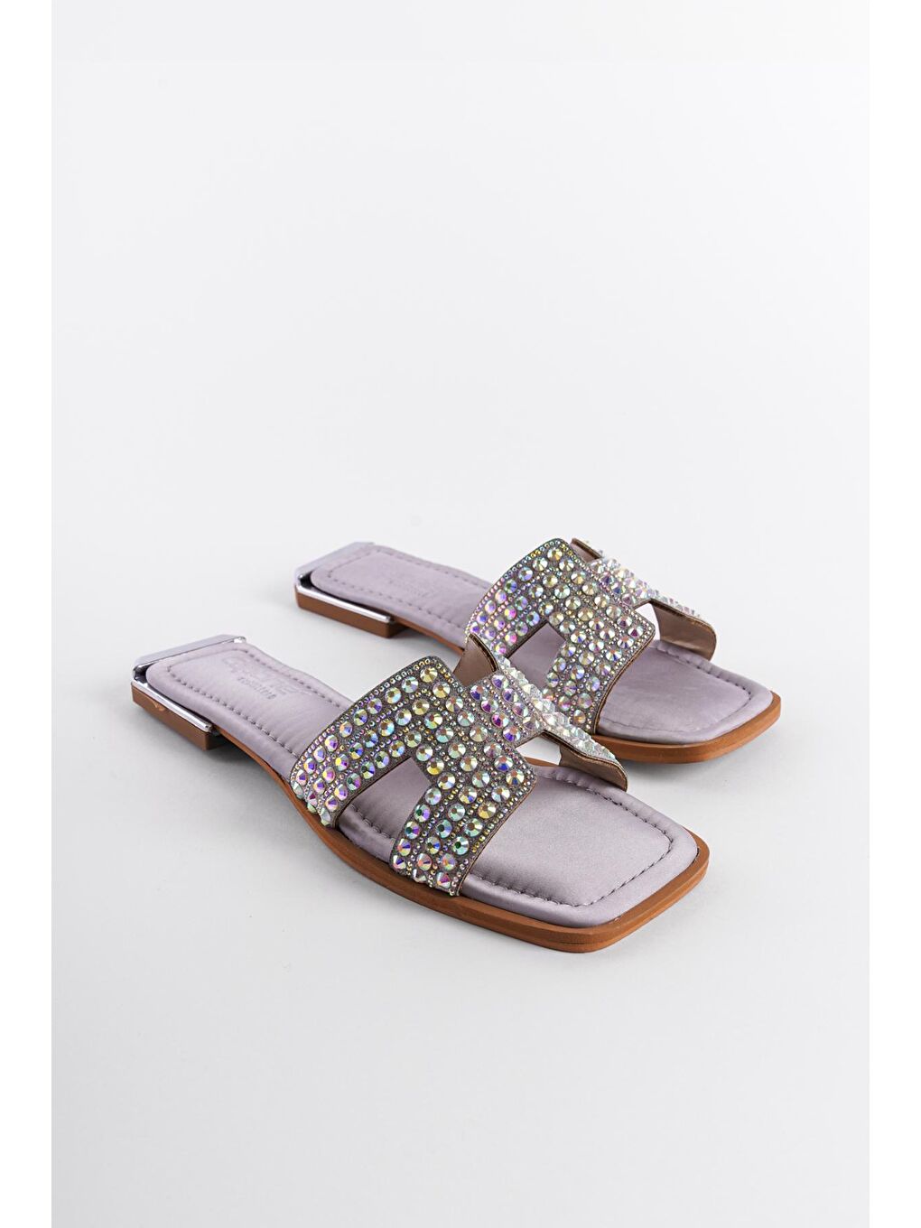 Gri Küt Burunlu Taşlı Bantlı Metal Topuk Detaylı Saten Kadın Terlik