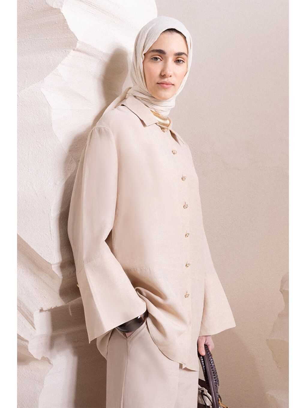 Bej-Geniş Katlamalı Yırtmaçlı Keten Pantolonlu Takım