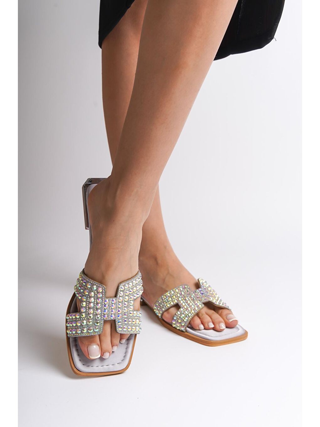 Gri Küt Burunlu Taşlı Bantlı Metal Topuk Detaylı Saten Kadın Terlik-4