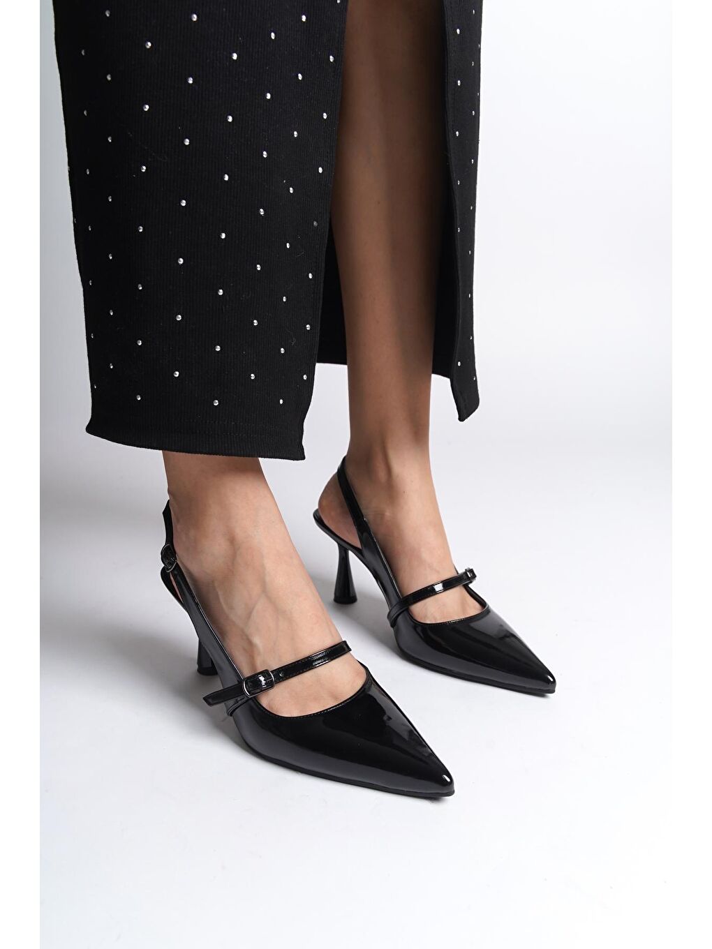 Siyah Arkası Açık Sivri Burunlu Orta Topuklu Kemerli Rugan  Kadın Ayakkabı