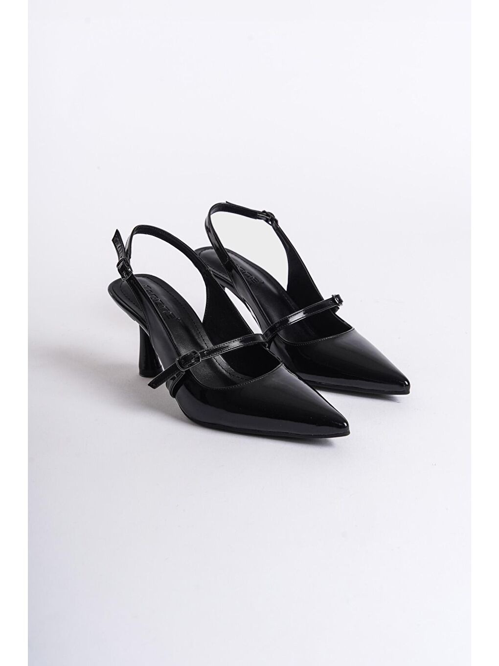 Siyah Arkası Açık Sivri Burunlu Orta Topuklu Kemerli Rugan  Kadın Ayakkabı-2