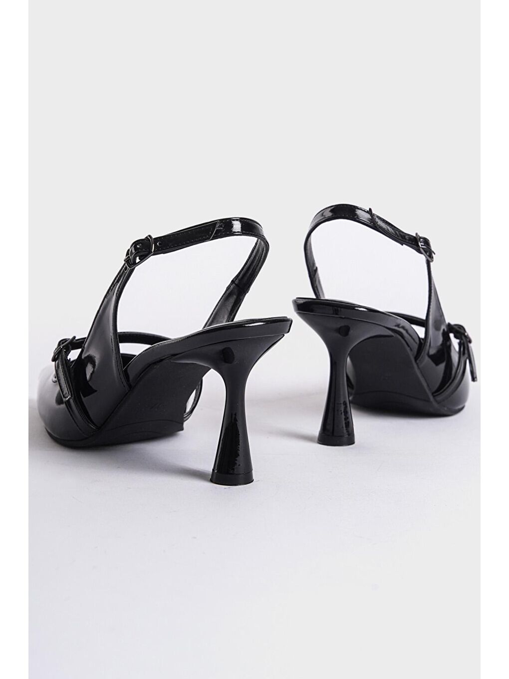 Siyah Arkası Açık Sivri Burunlu Orta Topuklu Kemerli Rugan  Kadın Ayakkabı-4