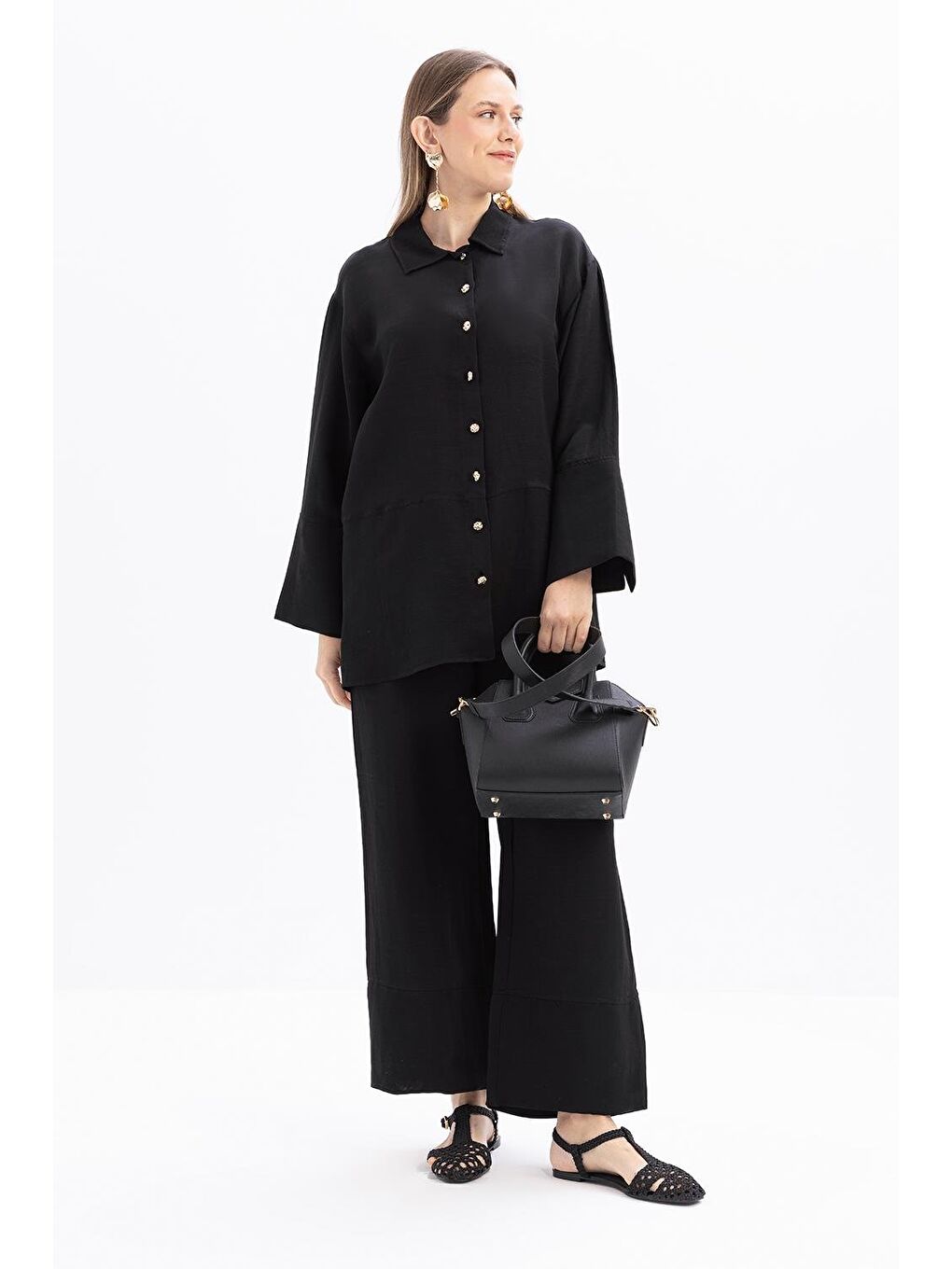 Siyah-Geniş Katlamalı Yırtmaçlı Keten Pantolonlu Takım-1