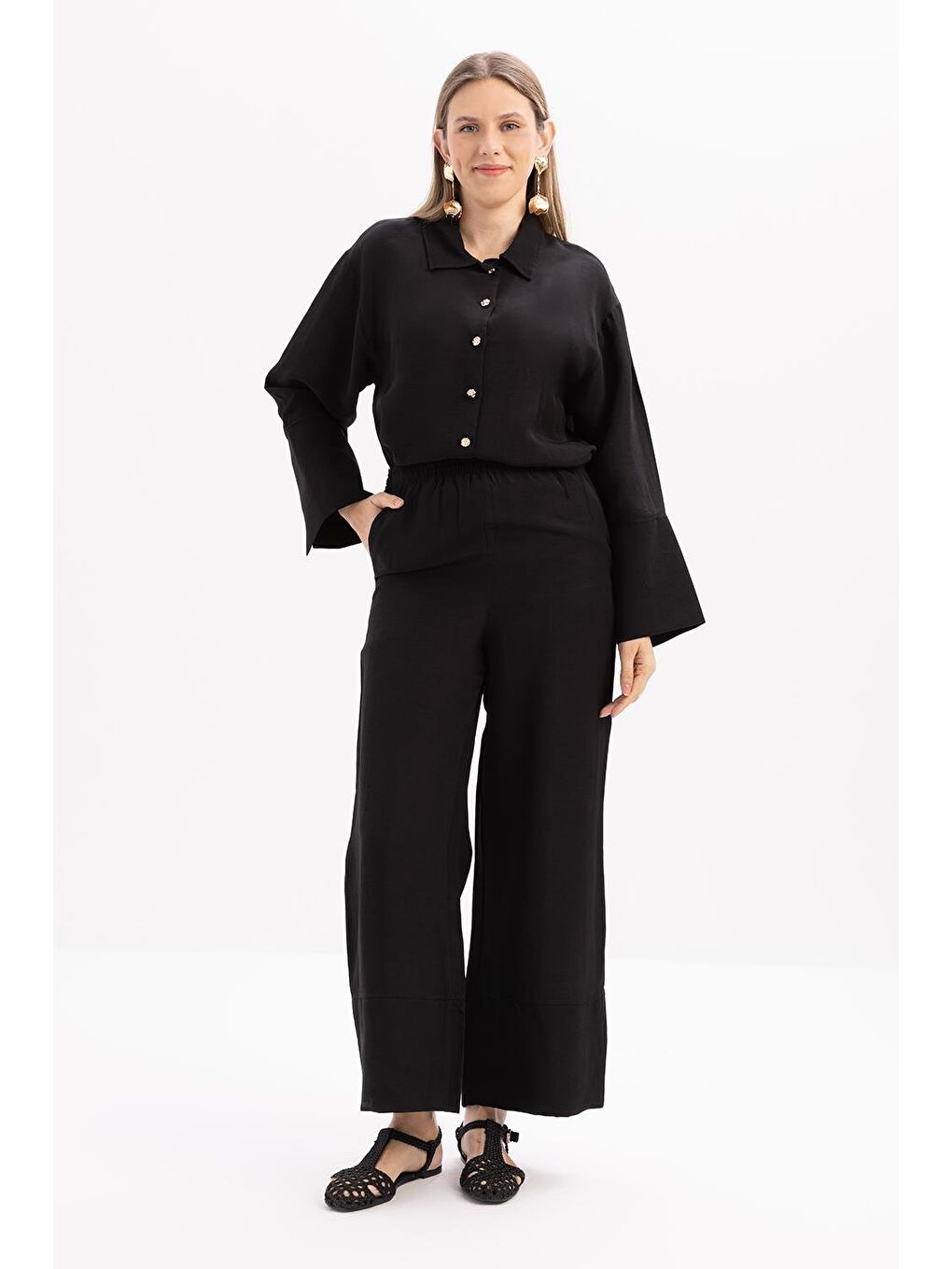 Siyah-Geniş Katlamalı Yırtmaçlı Keten Pantolonlu Takım-4