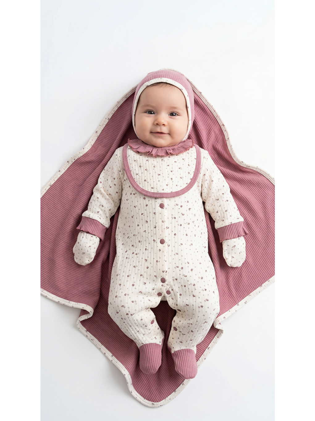 Mürdüm Çiçek Desenli Fırfırlı Bataniyeli 5'Li Kız Bebek Yenidoğan Takımı-1