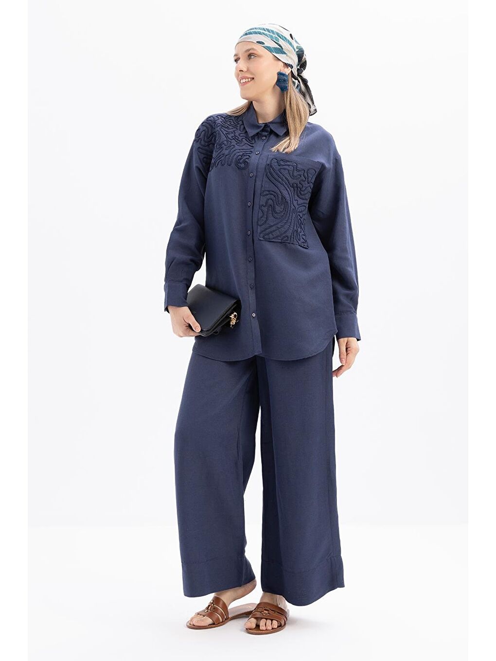 İndigo-Nakış Detaylı Keten Pantolonlu Takım