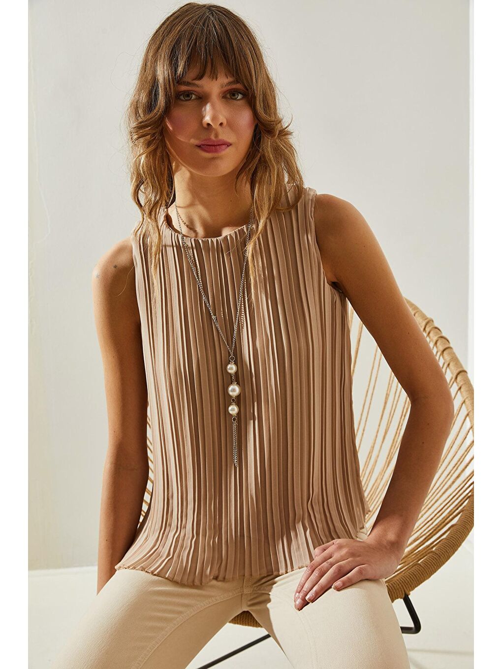 Bej Kadın Piliseli Metal Kolye Aksesuarlı Astarlı Kalın Askılı Bluz-1