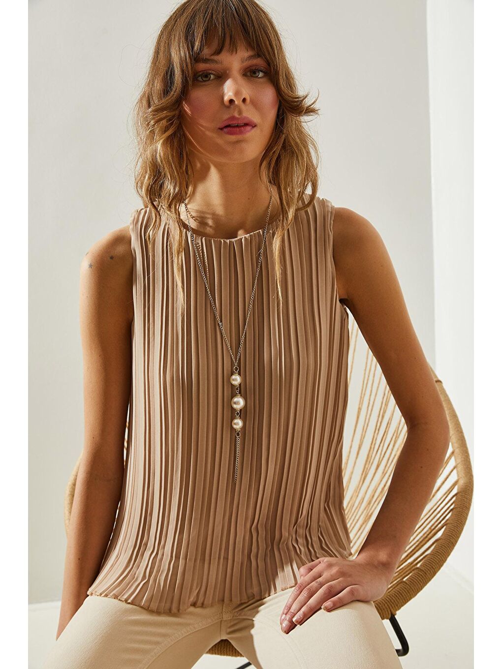 Bej Kadın Piliseli Metal Kolye Aksesuarlı Astarlı Kalın Askılı Bluz-3