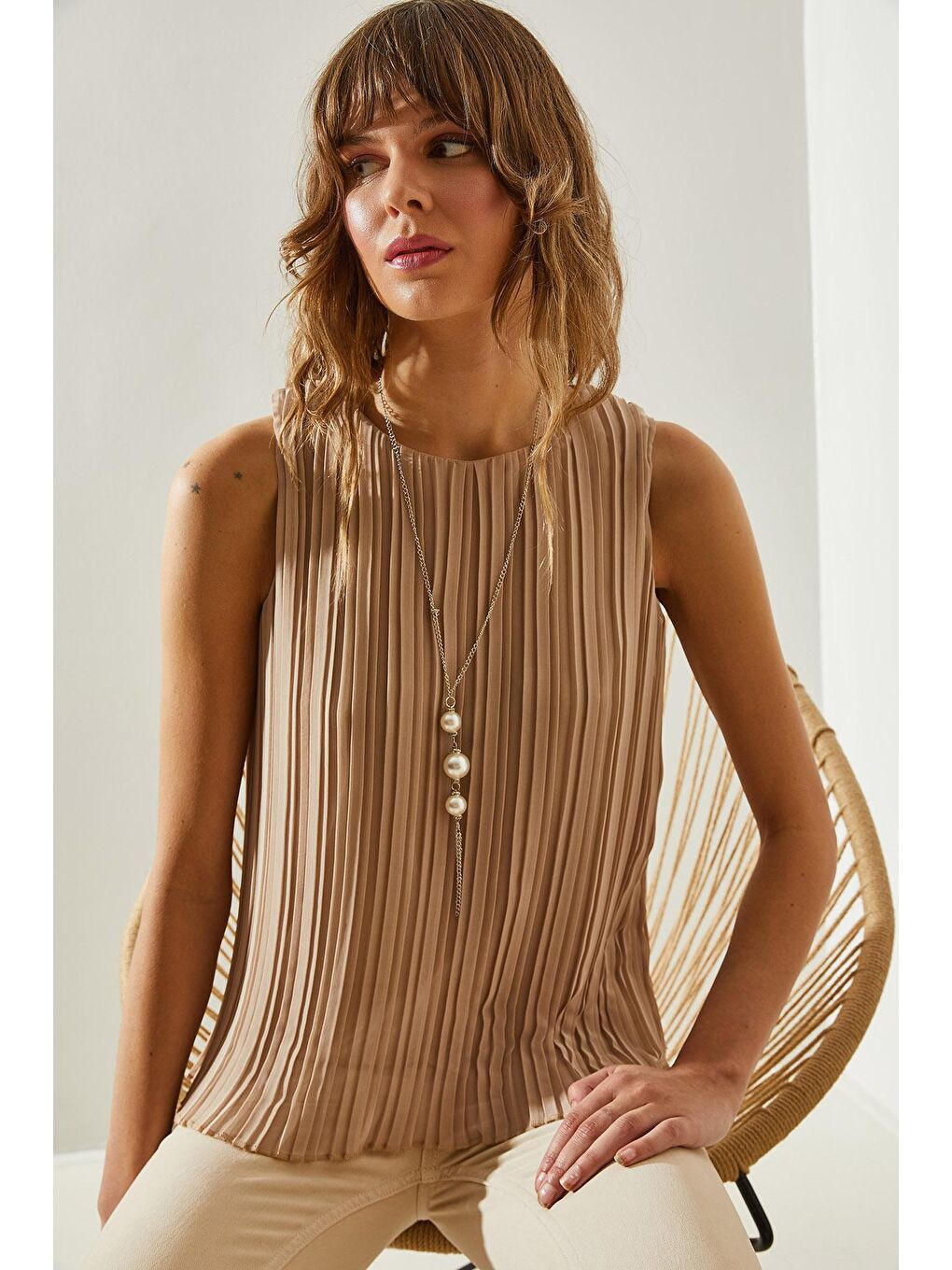 Bej Kadın Piliseli Metal Kolye Aksesuarlı Astarlı Kalın Askılı Bluz-4