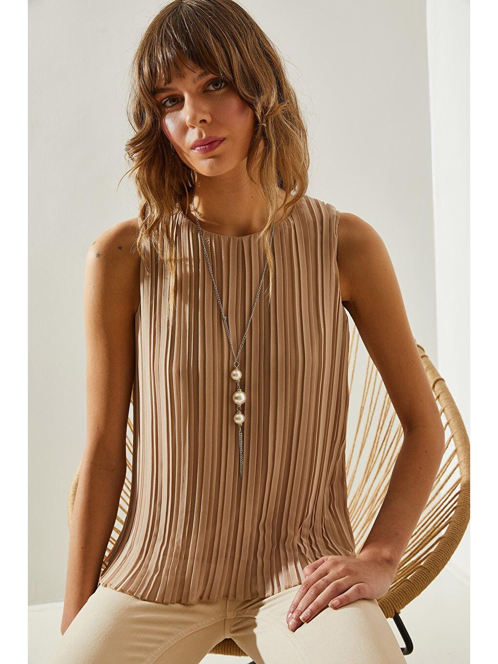 Bej Kadın Piliseli Metal Kolye Aksesuarlı Astarlı Kalın Askılı Bluz-5