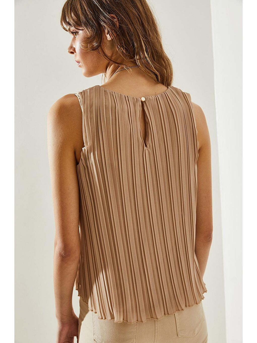 Bej Kadın Piliseli Metal Kolye Aksesuarlı Astarlı Kalın Askılı Bluz-6