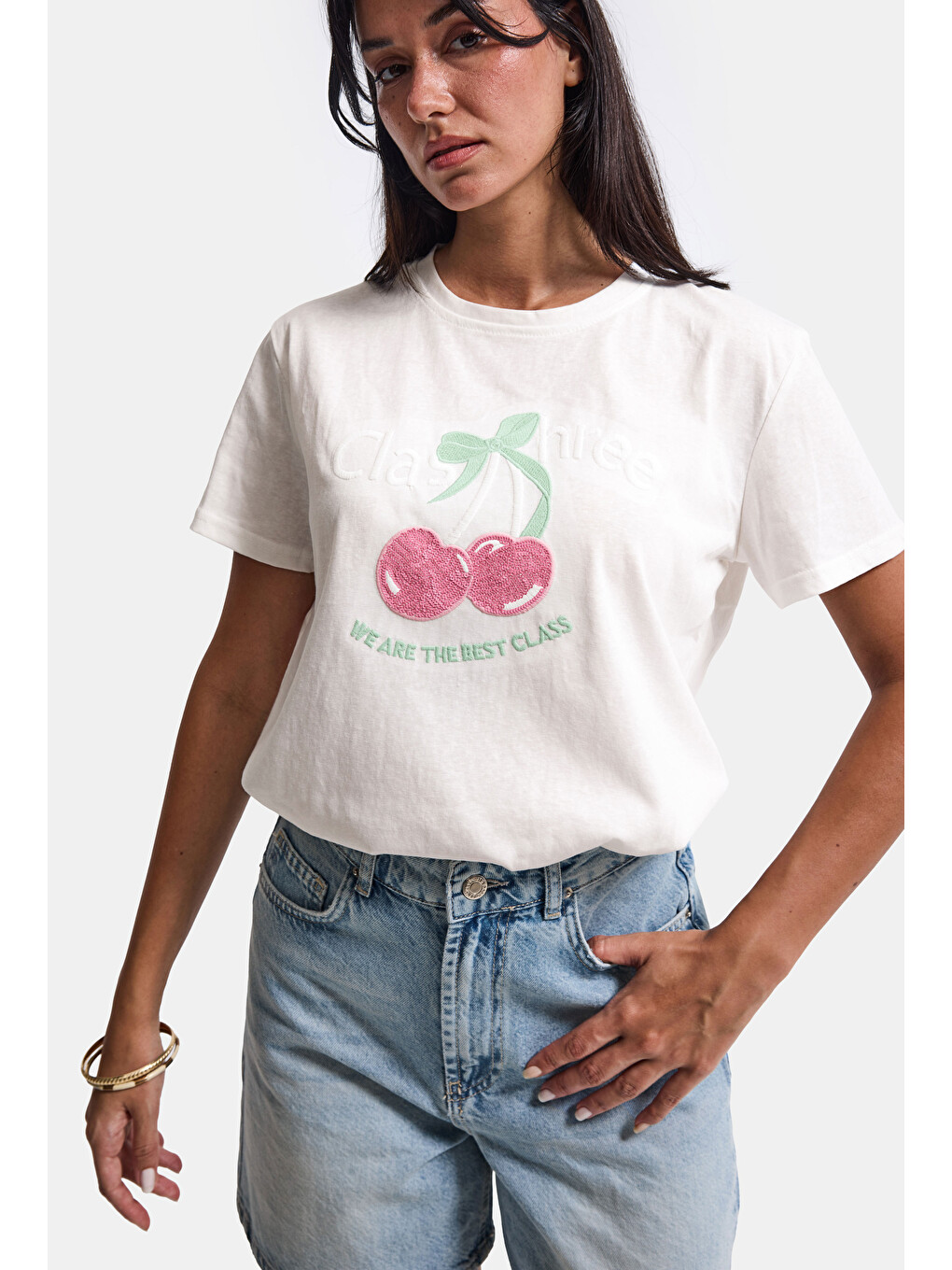 Kadın Beyaz Kiraz Nakışlı Bol Kesim Tasarım T-shirt-1