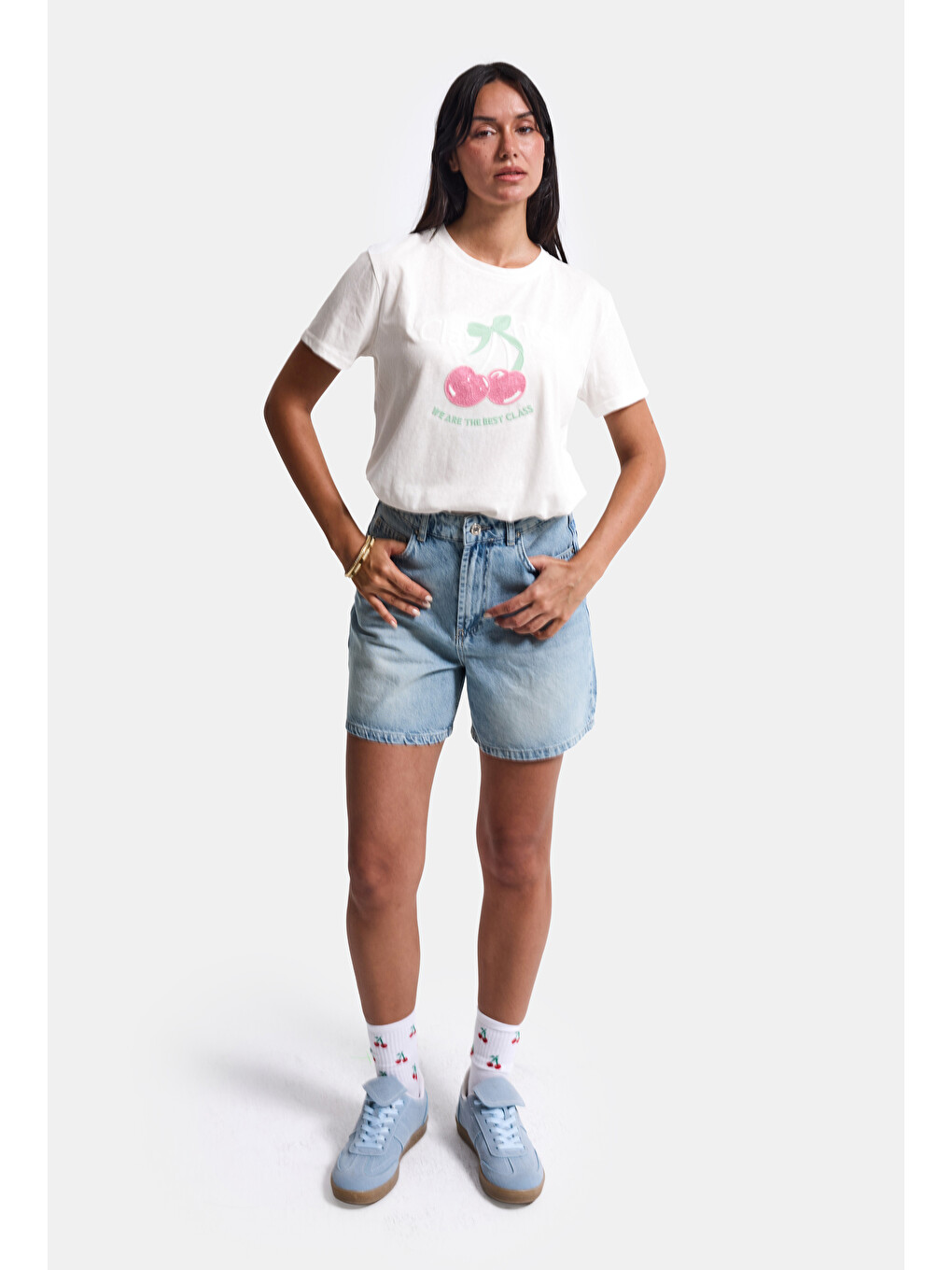 Kadın Beyaz Kiraz Nakışlı Bol Kesim Tasarım T-shirt-4