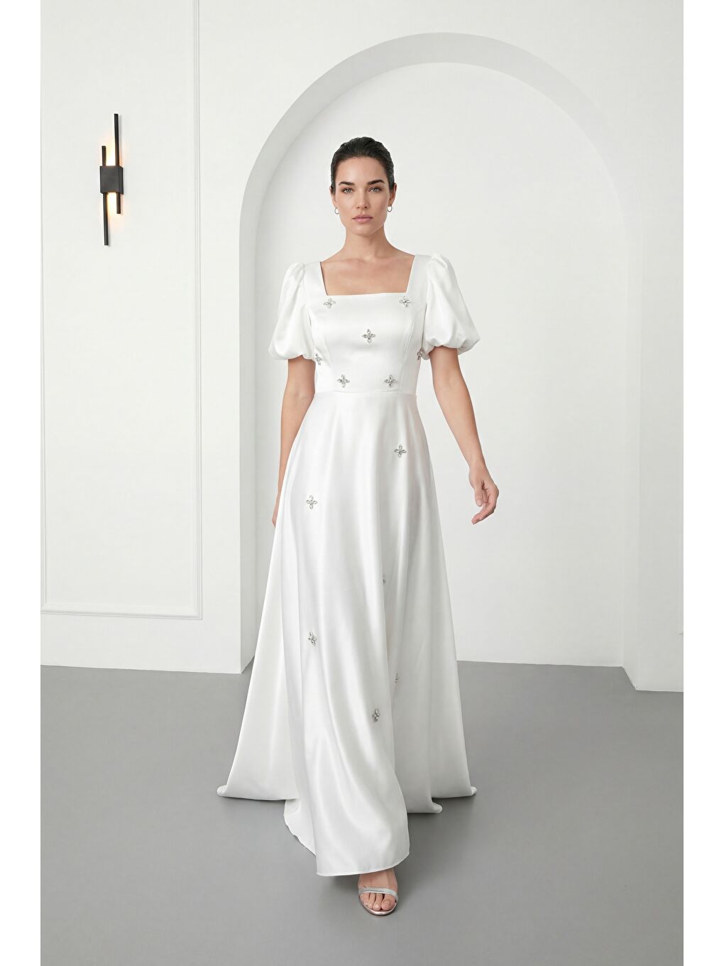 Kadın Beyaz Kare Yaka Balon Kol Taşlı Uzun Saten Abiye Elbise
