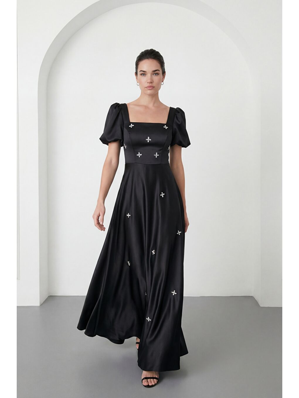 Kadın Siyah Kare Yaka Balon Kol Taşlı Uzun Saten Abiye Elbise