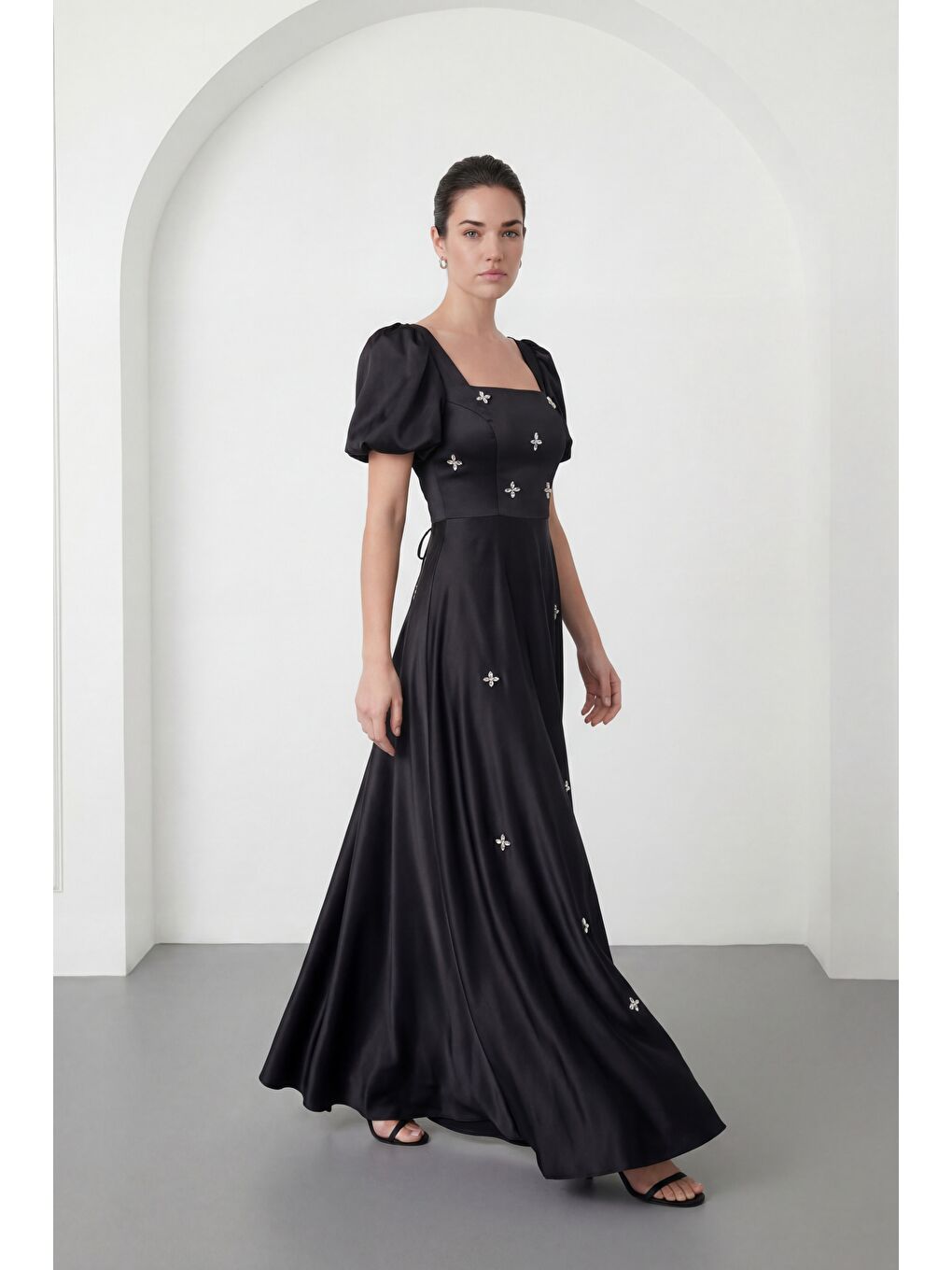 Kadın Siyah Kare Yaka Balon Kol Taşlı Uzun Saten Abiye Elbise-1