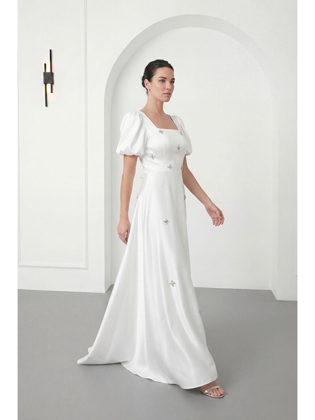 Kadın Beyaz Kare Yaka Balon Kol Taşlı Uzun Saten Abiye Elbise-1