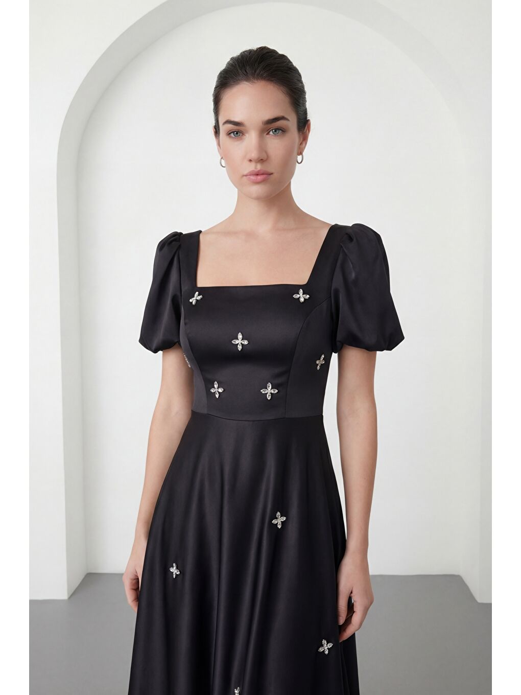 Kadın Siyah Kare Yaka Balon Kol Taşlı Uzun Saten Abiye Elbise-2