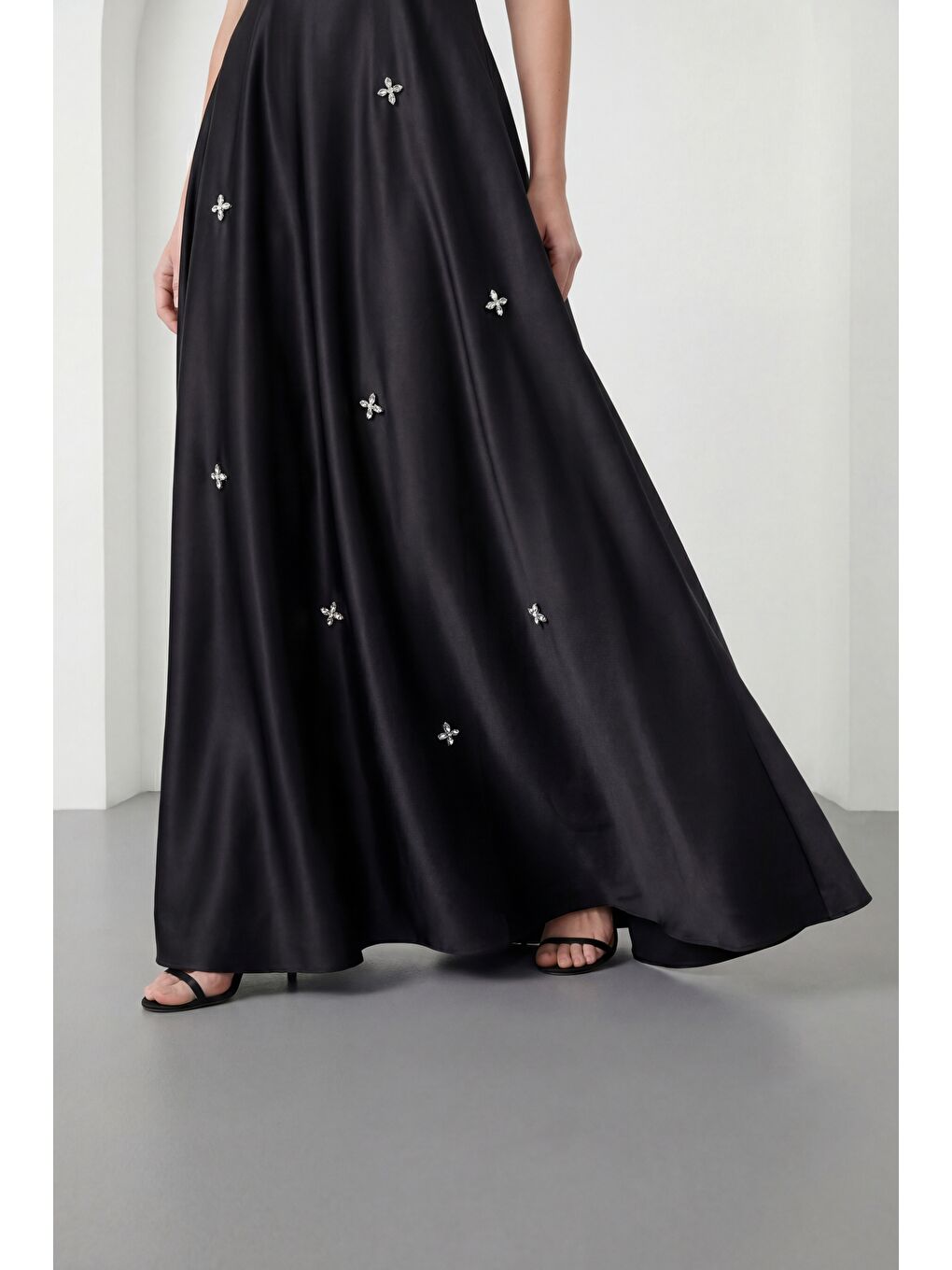 Kadın Siyah Kare Yaka Balon Kol Taşlı Uzun Saten Abiye Elbise-3