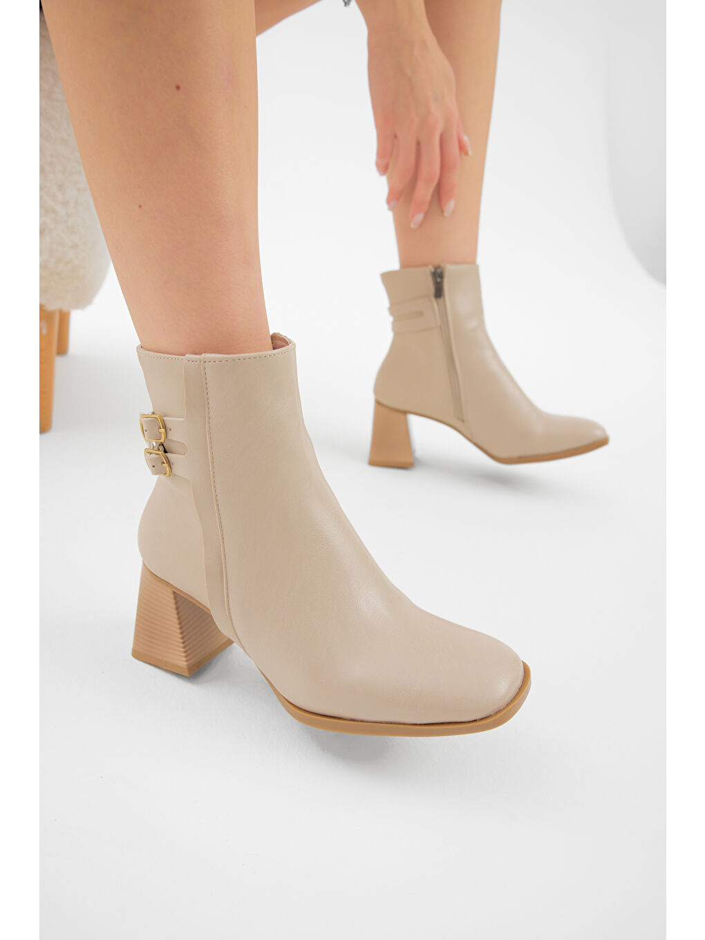 Kadın Bej TPU Taban Çift Tokalı Fermuarlı Topuklu Bot