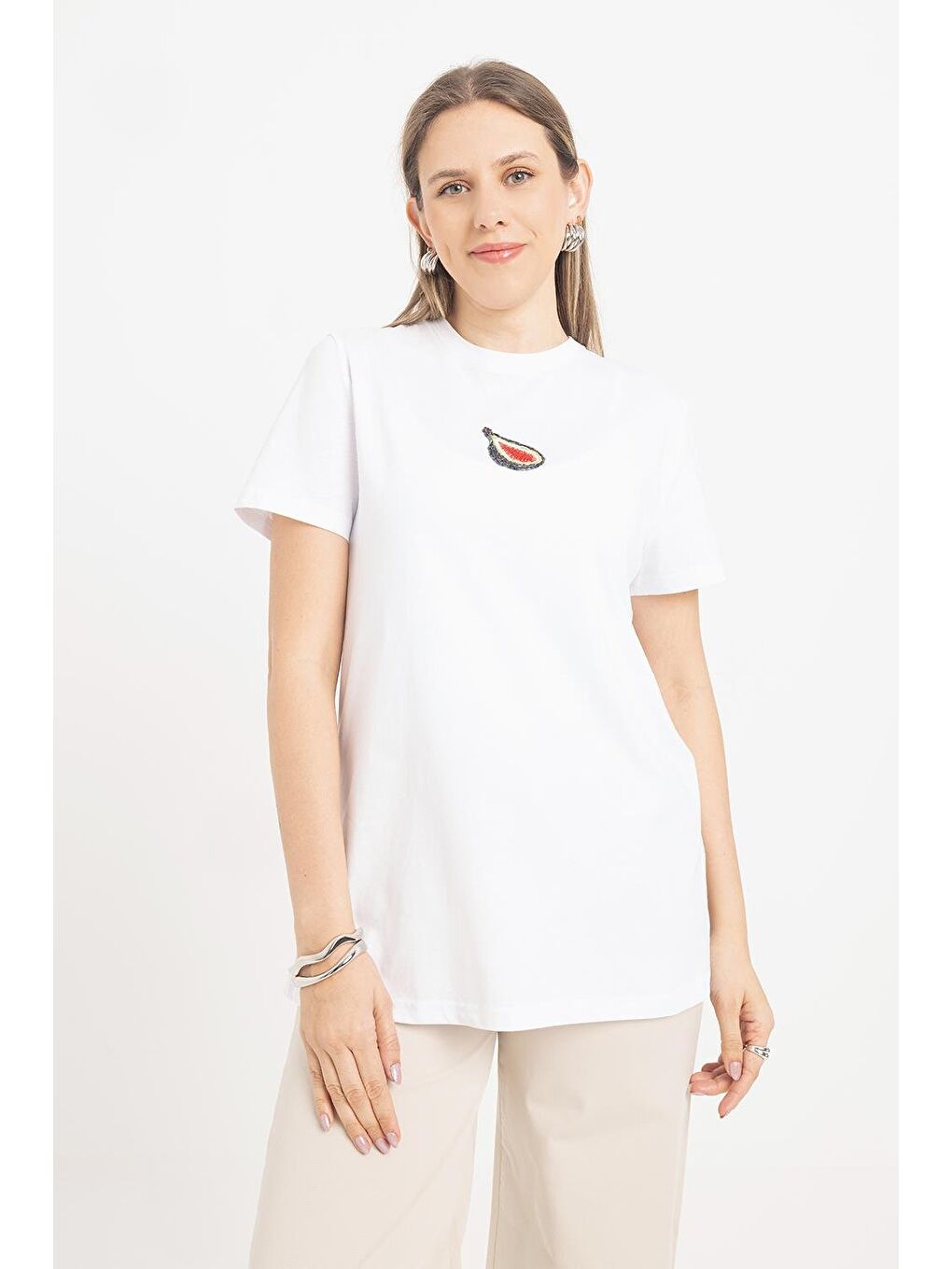 Beyaz-Kısa Kollu Nakış Detaylı Süprem Tshirt