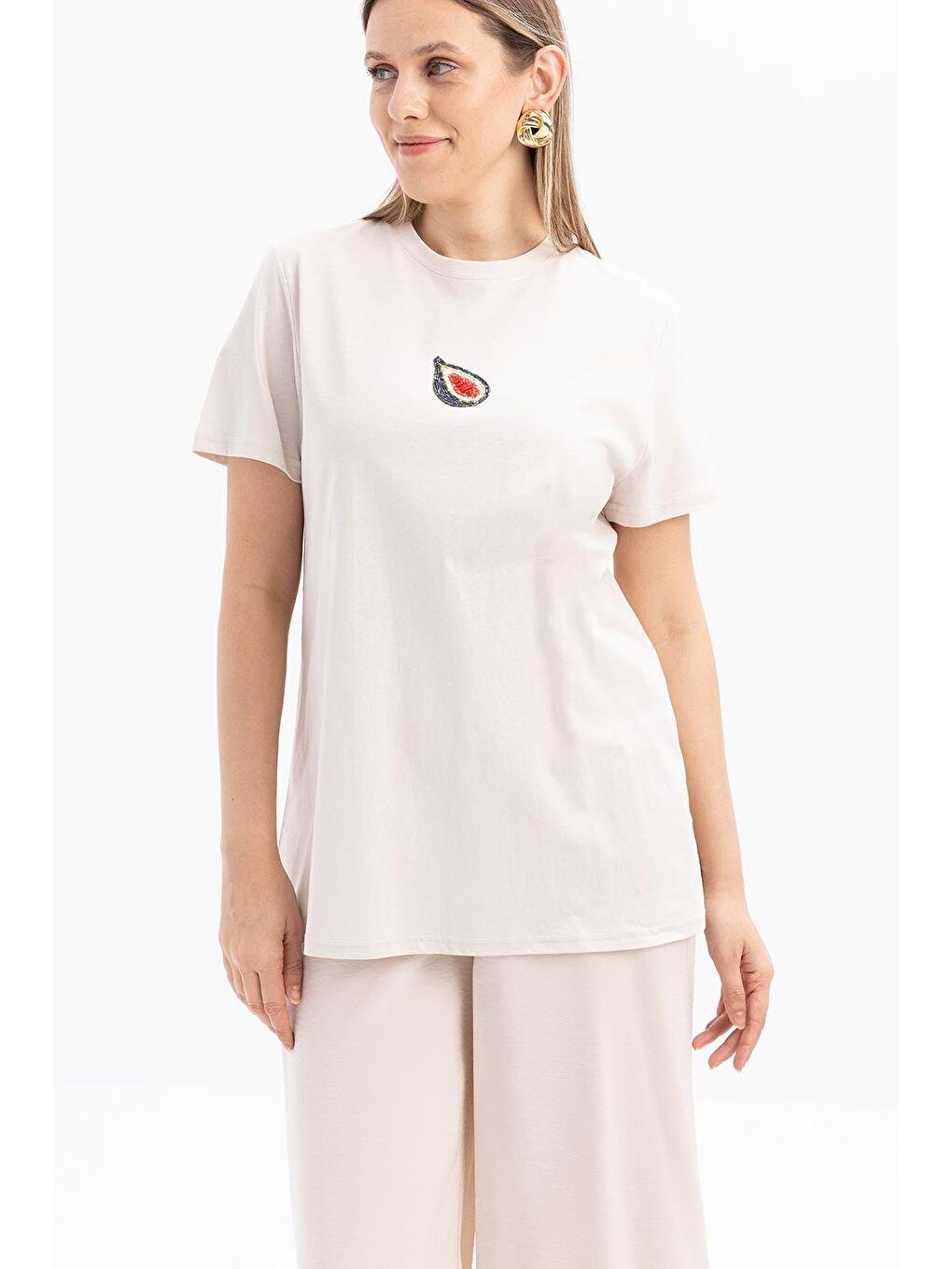 Bej Taş-Kısa Kollu Nakış Detaylı Süprem Tshirt